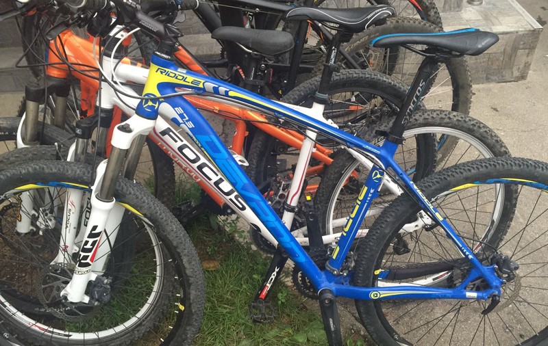 EXCLUSIV / Au furat zeci de biciclete pentru bani de ”păcănele”! Gruparea lui Țața, care ”lovea” seară de seară,  a băgat sperieții în toți ilfoveni