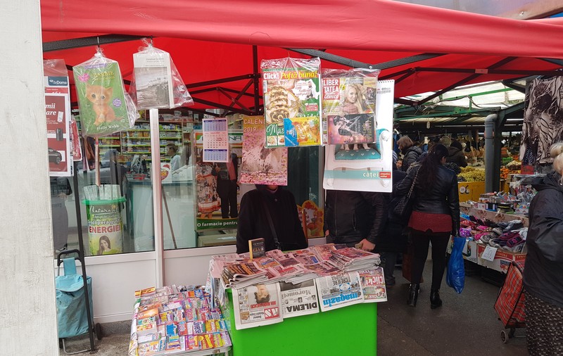 Difuzorii de presă din sectorul 3 vând ziare pe mese din plastic, după ce primăria le-a ridicat chioșcurile