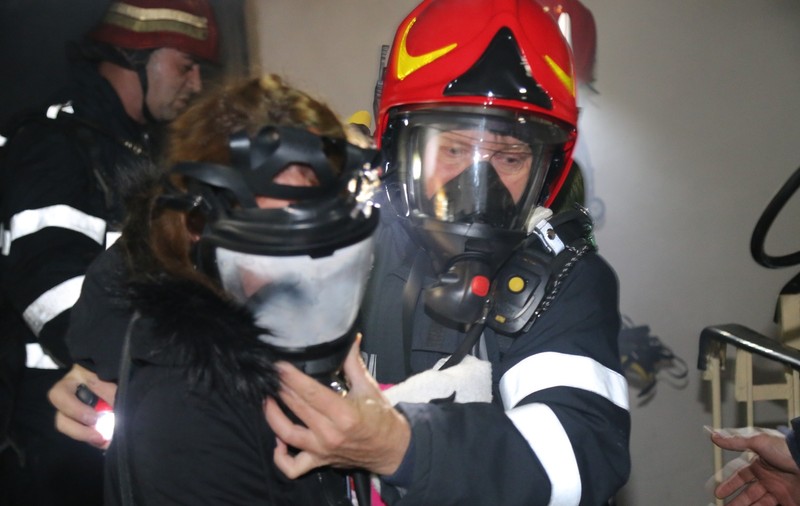 Zeci de oameni, evacuați în urma unui incendiu în București, pe bulevardul Râmnicu Sărat