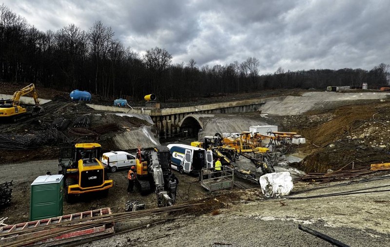 „Autostrada cu tuneluri” Margina-Holdea a ajuns la jumătate. Când vom putea merge fără ocoliri pe A1