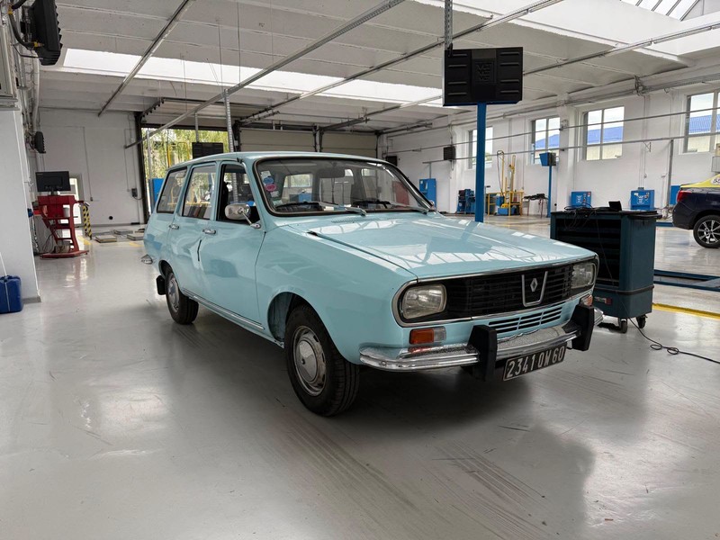 Renault 12 Break bleu din 1974, fotografiat la RAR Botoșani. Automobilul francez, model înrudit direct cu Dacia 1300 Break, are peste 50 de ani și 4.026 km afișați pe odometru. Sursă foto: Registrul Auto Român Oficial / Facebook