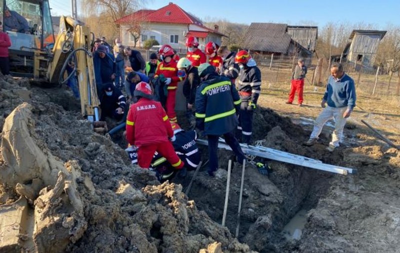 Muncitorul prins sub un mal de pământ în Argeş a fost salvat. ISU: „A suferit traumatisme la membrele inferioare”