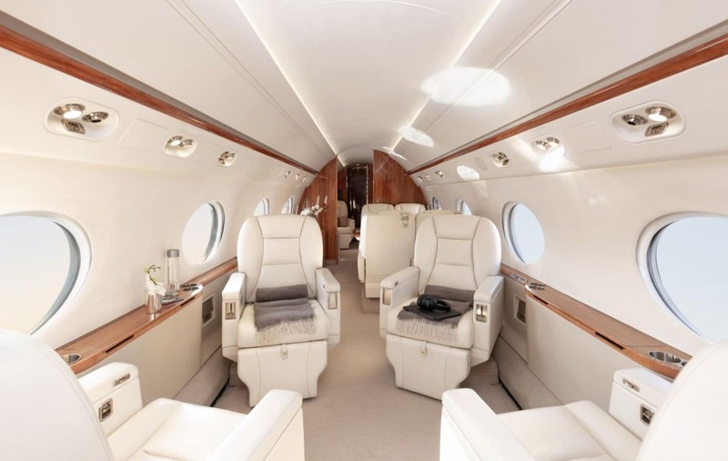 Cum arată avionul de lux cu care zboară Iohannis în Emiratele Arabe. Aeronava, închiriată tot de la firma luxemburgheză