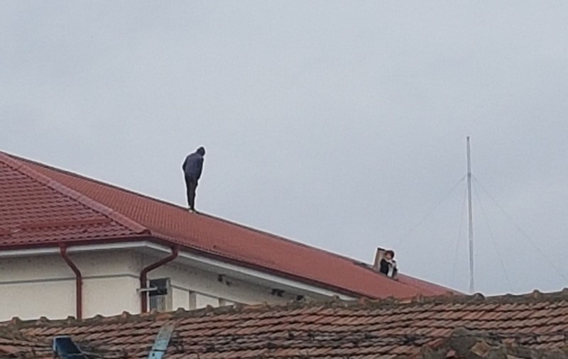 UPDATE: Un deținut al Penitenciarului Vaslui protestează pe acoperișul instituției supărat că a fost amânat de la liberarea condiționată FOTO