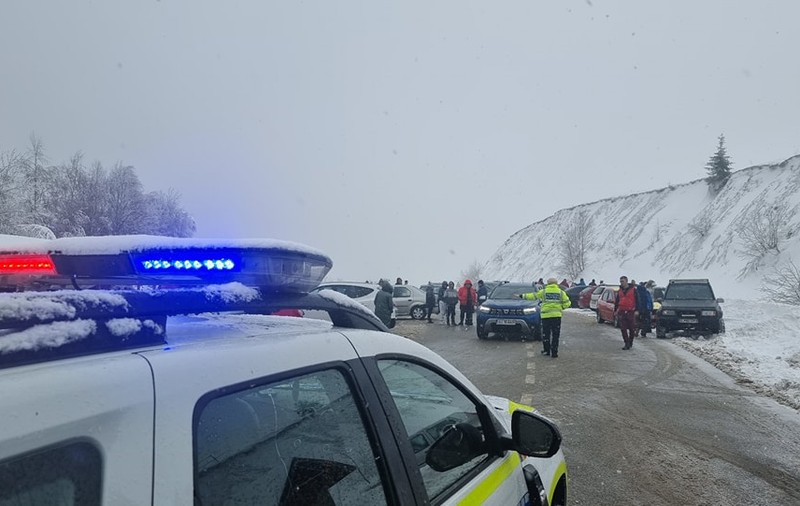 Drumuri închise, TIR-uri care au derapat și zeci de mașini blocate în trafic, în sudul țării, din cauza ninsorilor abundente