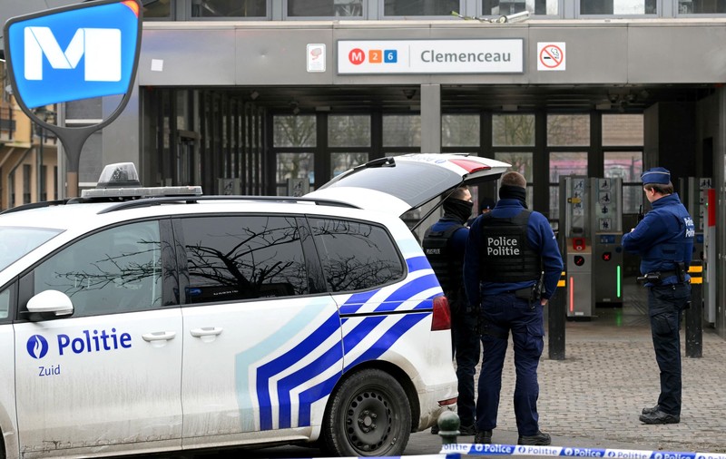 Doi bărbați înarmați cu pistoale-mitralieră au deschis focul pe stradă, în fața metroului, la Bruxelles. Poliția îi vânează în oraș