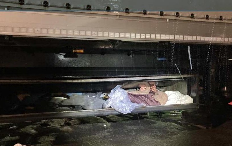 Opt oameni s-au urcat în România în „cutia groazei”, sub un camion. Cum au fost descoperiți în Austria