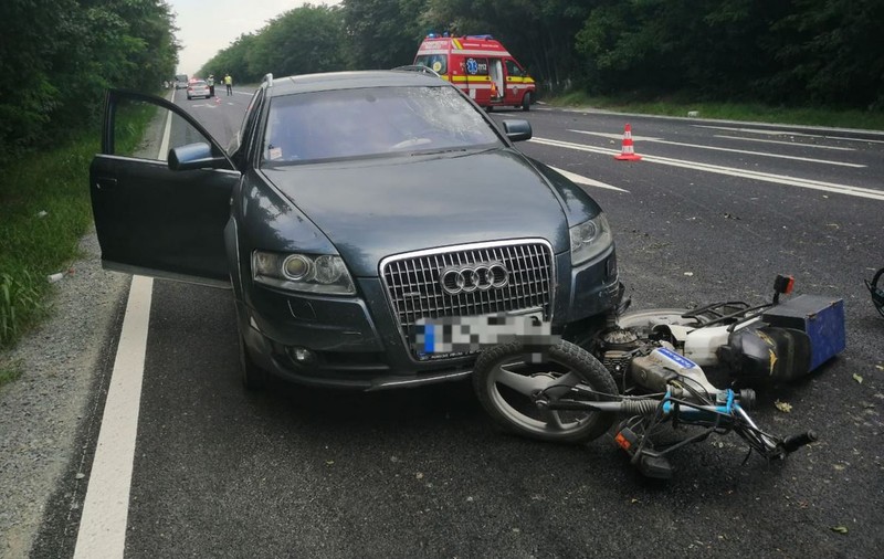 Motociclist rănit grav de o maşină, la ieşirea din Olimp. A fost chemat un elicopter SMURD