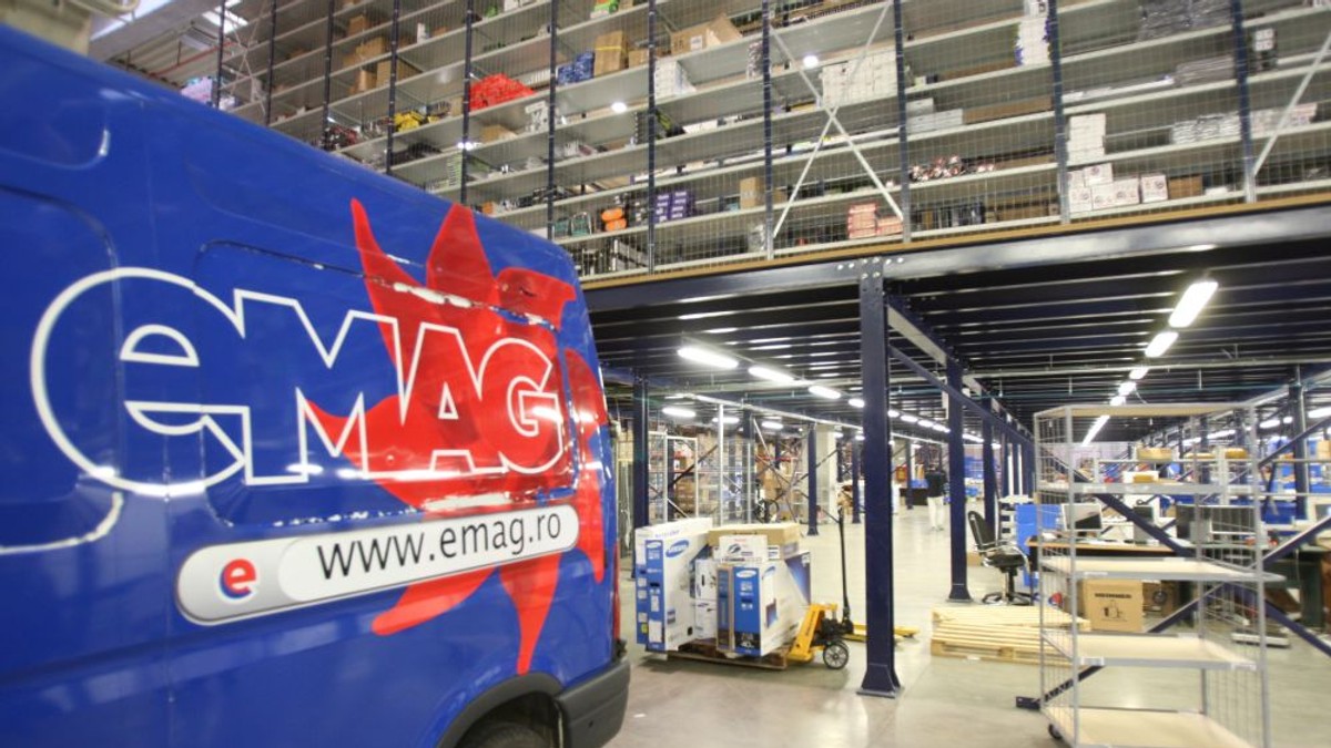 eMAG cumpără Extreme Digital. Mașină cu sigla eMAG în depozitul companiei