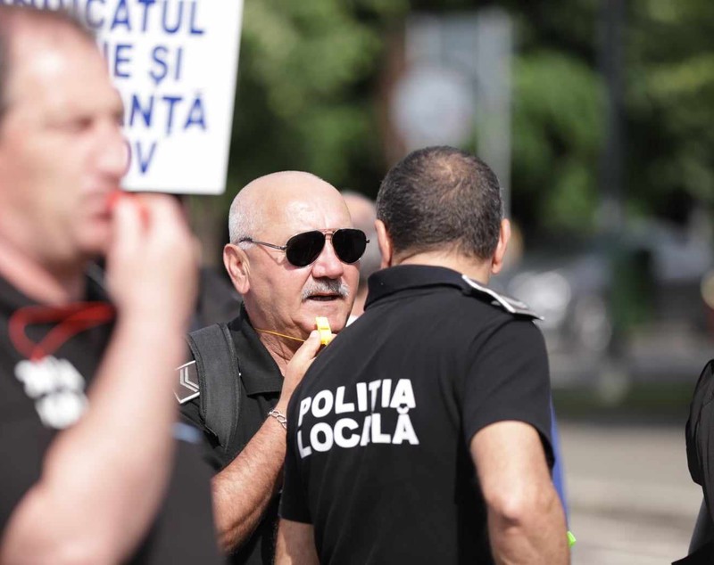 Protest al poliţiştilor locali la Guvern. Vor spor de 75% pentru weekend și sărbători lucrate: „Noi murim la datorie, voi ne blamați!”