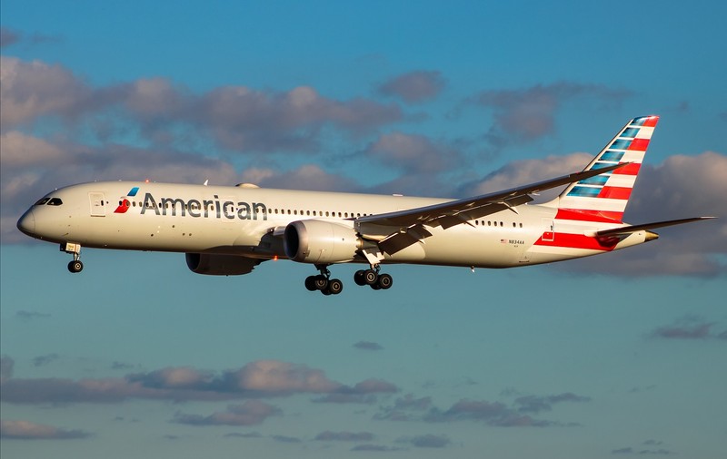 O femeie a fost legată cu bandă adezivă de scaun în timpul unui zbor spre Las Vegas, după ce a făcut scandal în avion I VIDEO