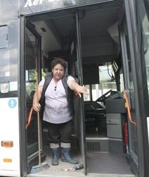 ”Autobuzul a plecataşa cum vedeţi în cabina şoferului – curat. În câteva ore arată aşa cum vedeţi la picioarele mele”