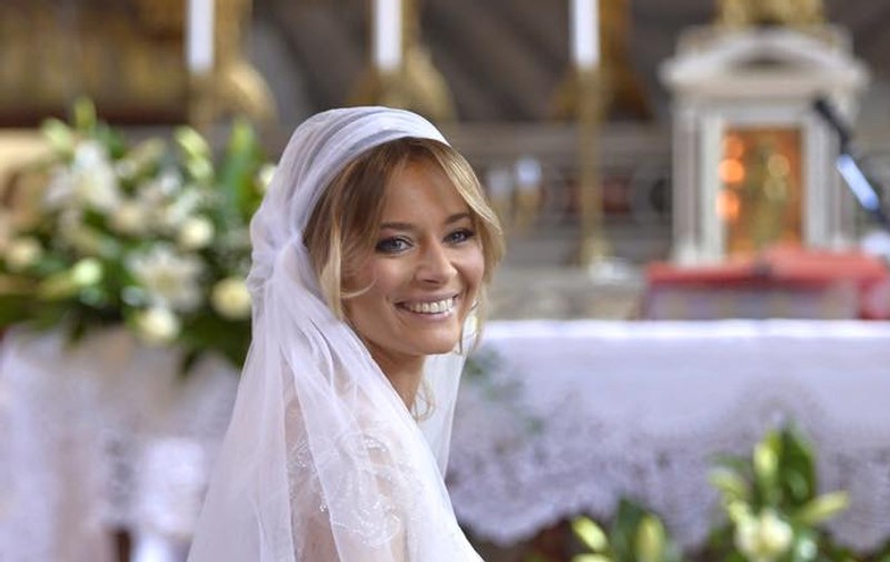 Laura Cosoi îi inchide gura Iuliei Albu, după ce aceasta i-a criticat voalul de mireasă
