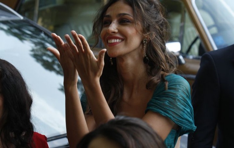 Dacă ar vedea-o BUTLER AR ÎNLEMNI! MĂDĂLINA GHENEA, SUPERBĂ, la NUNTA FRATELUI! FOTO