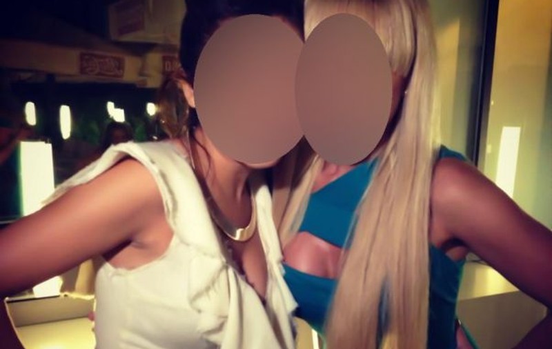 Două dive de la noi SE BAT ÎN DECOLTEURI! ŢIE CARE ÎŢI PLACE MAI MULT? | FOTO