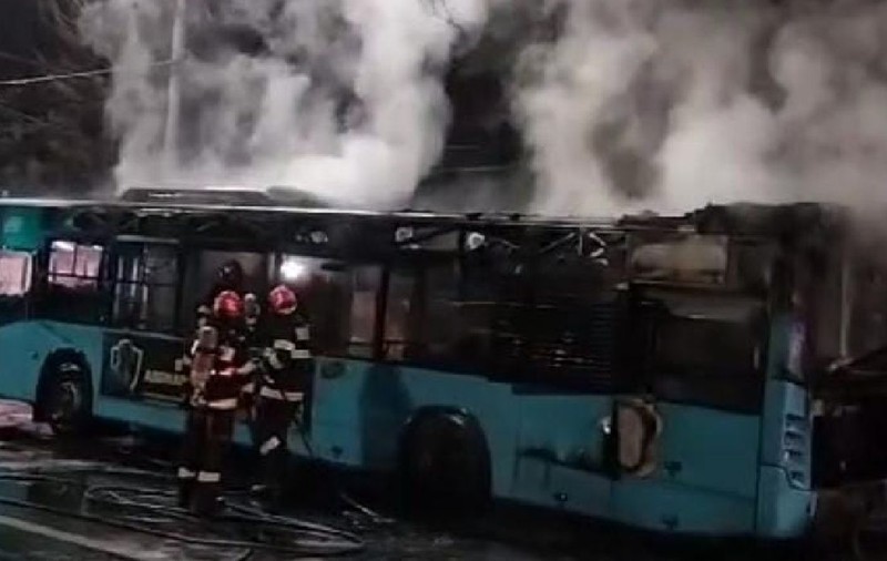Un autobuz STB în garanție a luat foc în București, în mers, înainte să ajungă în stație, pe Calea Văcărești