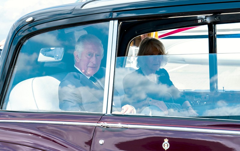 Fan al familiei regale, la câteva „milisecunde” de moarte, după ce a sărit în fața mașinii regelui Charles al III-lea pentru a face o poză