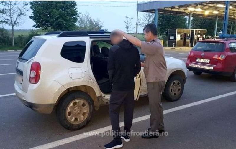 Chihlimbar de contrabandă, descoperit în mașina unui moldovean, la Galați. Cum arată pietrele semiprețioase