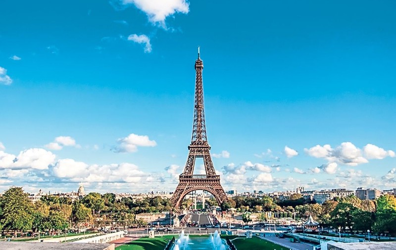 Turnul Eiffel va fi înconjurat de un zid de sticlă antiglonț pentru a limita riscul de atentate