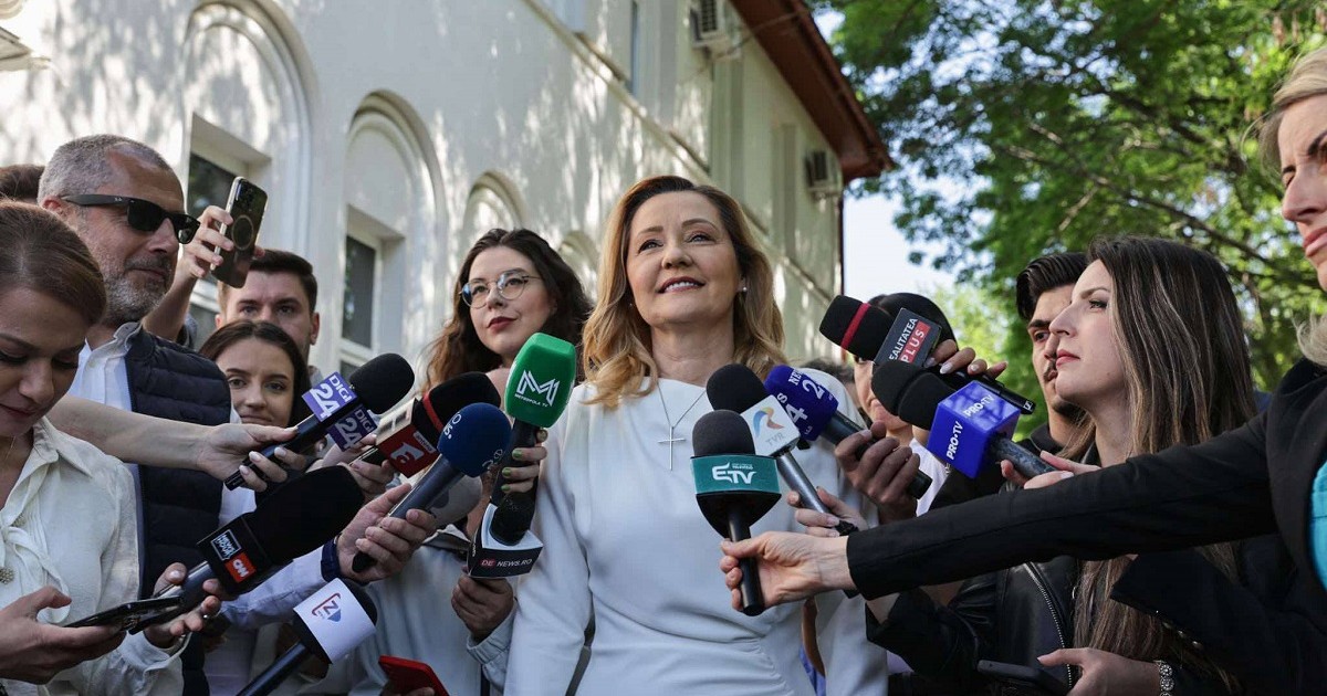 Elena Lasconi în mijloc, în alb, înconjurată de jurnaliști