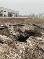 Un crater uriaș format de un obuz care a căzut în oraș
