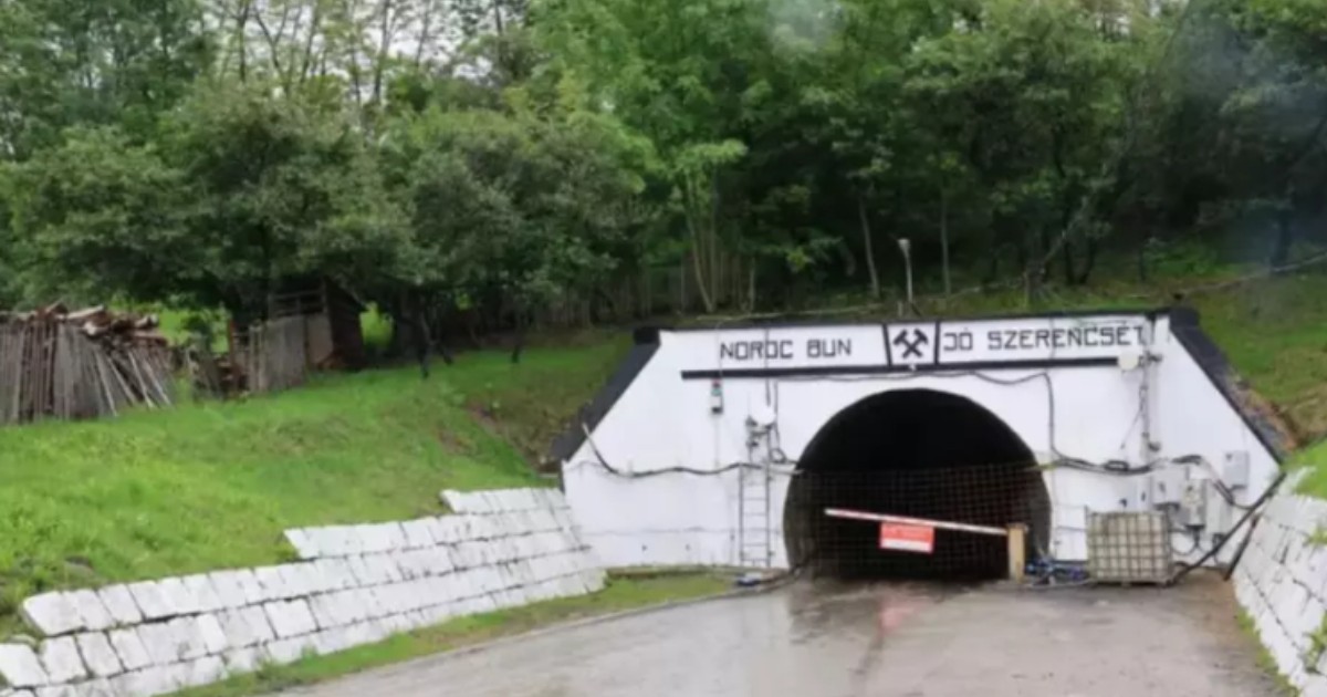Intrarea în Salina Praid din România, care are un tunel arcuit vopsit în alb. Deasupra intrării sunt scrise cuvintele "NOROC BUN" și "JÓ SZERENCSET"