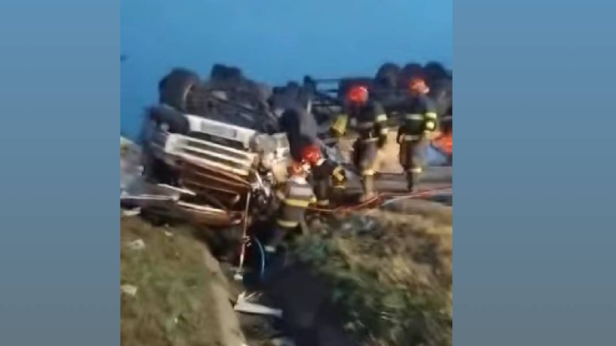Un TIR răsturnat complet după un accident pe DN 66 în Gorj