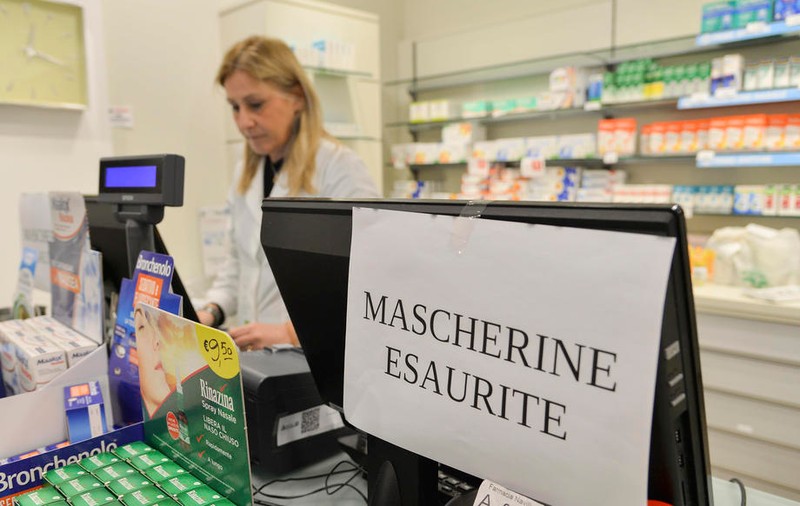 Investigații în Italia: măști și geluri dezinfectante, vândute la prețuri de speculă pe Amazon și eBay