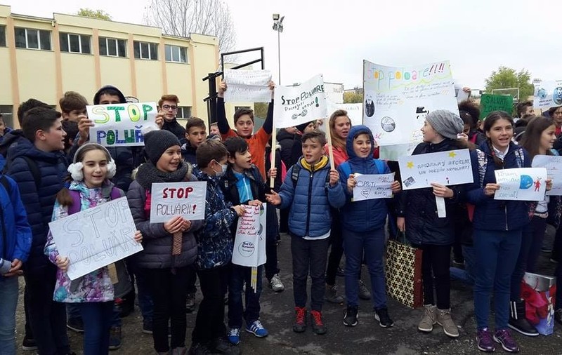Zeci de copii au cerut să respire aer curat în Ploiești. Protest inedit în curtea școlii