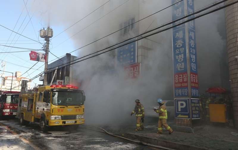 UPDATE / Incendiu devastator la un spital din Coreea de Sud, soldat cu peste 40 de morți