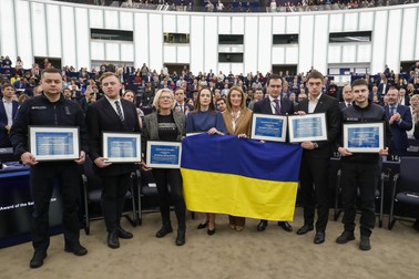 De la stânga, un salvator ucrainean, Yaroslav Bojko, Yulia Paevska - fondatoare a unității de evacuare medicală Angels of Taira, Oleksandra Matviichuk - câștigătoare a Premiului Nobel pentru Pace și șef al Centrului pentru Libertăți Civile, Roberta Metsola - președintele Parlamentului European, Vsevolod Chentsov - șeful Misiunii Ucrainei în UE, Ivan Fedorov - primarul orașului ucrainean Melitopol și un alt salvator ucrainean pozează în timpul ceremoniei de decernare a Premiului Saharov, la Parlamentul European de la Strasbourg, Franța, 14 decembrie 2022. Foto: EPA