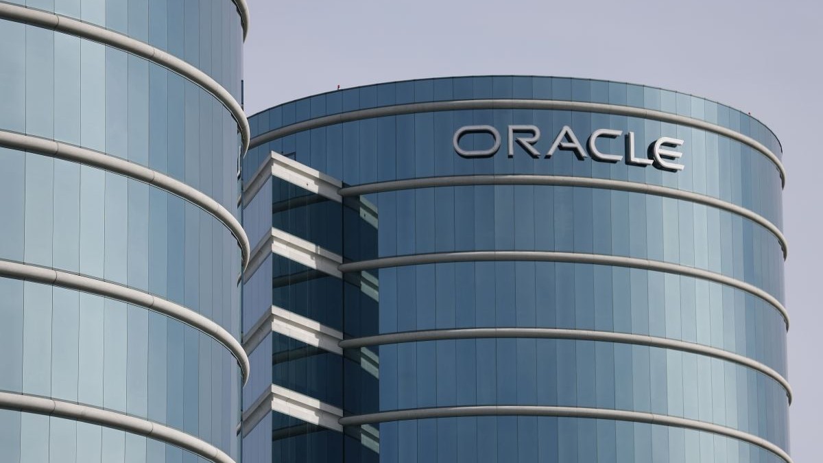 Sigla Oracle este afișată pe o clădire dintr-un campus Oracle pe 10 martie 2025 în Redwood Shores, California