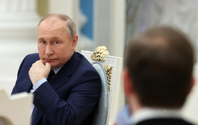 Bloomberg: Tot mai mulți oameni importanți de la Kremlin pun sub semnul întrebării decizia lui Putin de a intra în război