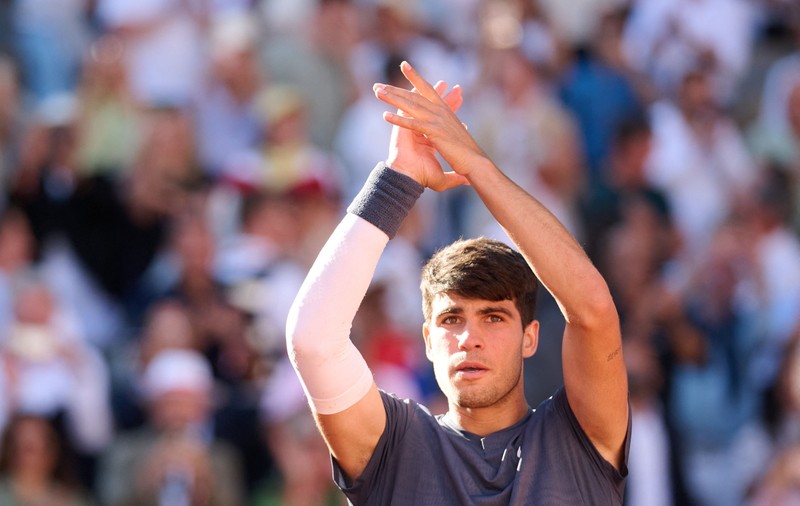 Carlos Alcaraz câştigă în premieră turneul de la Roland Garros, după un meci maraton cu Zverev