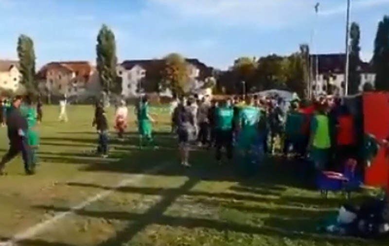 Fiul unui politician german, arbitru de fotbal, a fost bătut de jucători și spectatori, după ce a acordat un penalty într-un meci din liga a 8-a
