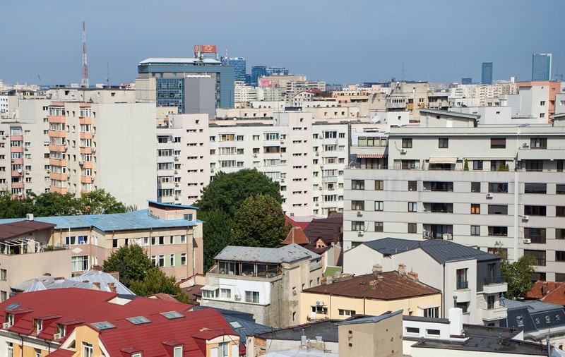 Case mai scumpe, bani aduși de acasă de români și rate mai mari - consecințele scăderii leului asupra creditelor