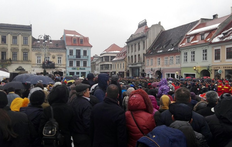 Buzoienii, dezamăgiți că militarii nu au mai defilat cu tehnica din dotare| FOTO/VIDEO