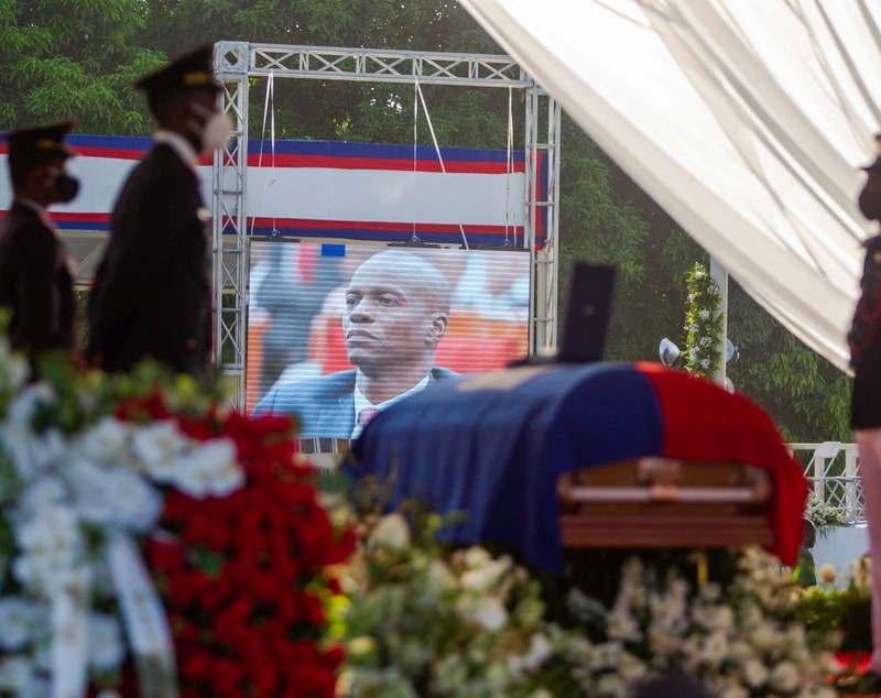 Focuri de armă și gaze lacrimogene la funeraliile președintelui haitian asasinat, Jovenel Moise