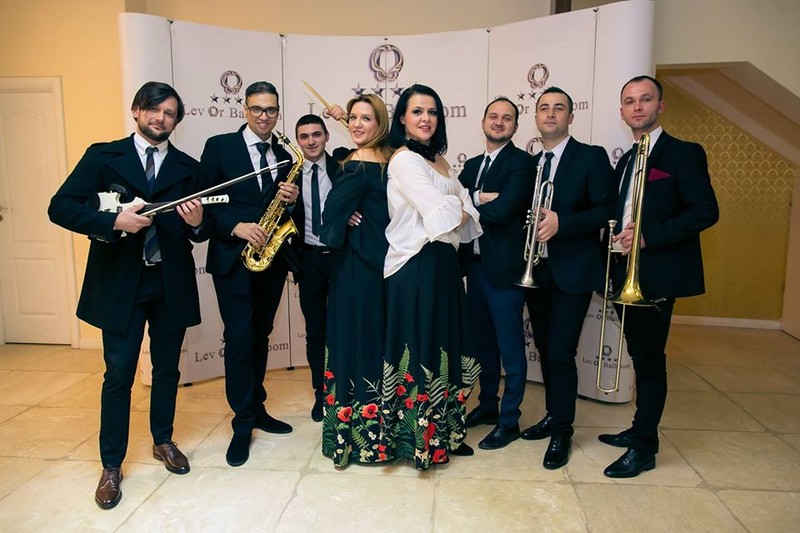 Mihaela Coveșeanu (centru stânga) și a sa trupă, Cove Band