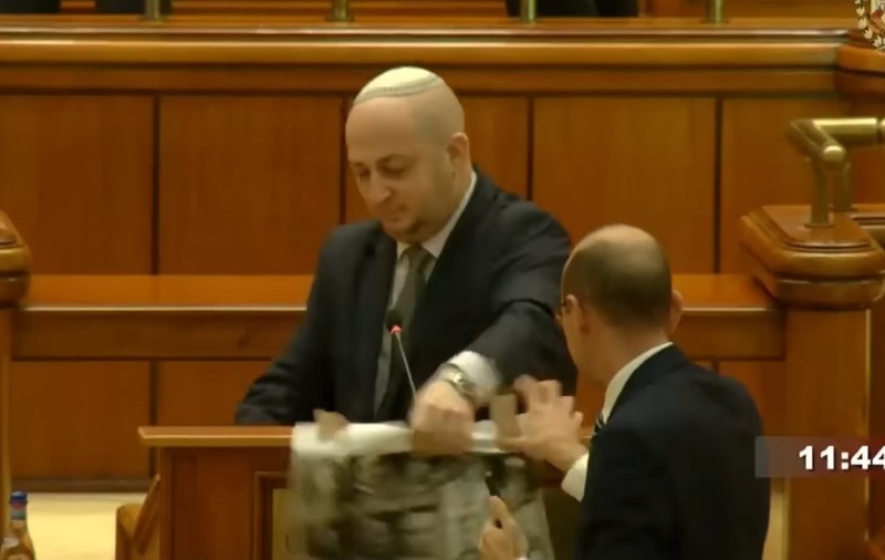 Silviu Vexler a rupt portretele lui Eminescu, Goga, Eliade și Kogălniceanu în Parlament, iar Institutul Elie Wiesel susține că manifestările antisemite au explodat