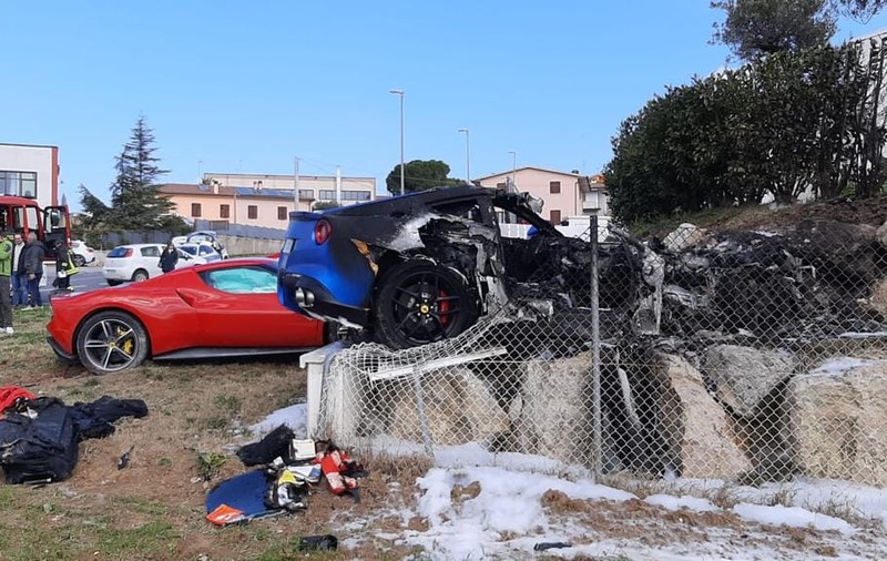 Două Ferrari care se întreceau pe un drum de țară din Italia au ratat o curbă și au zburat în gardul unei vile, apoi unul a luat foc | VIDEO