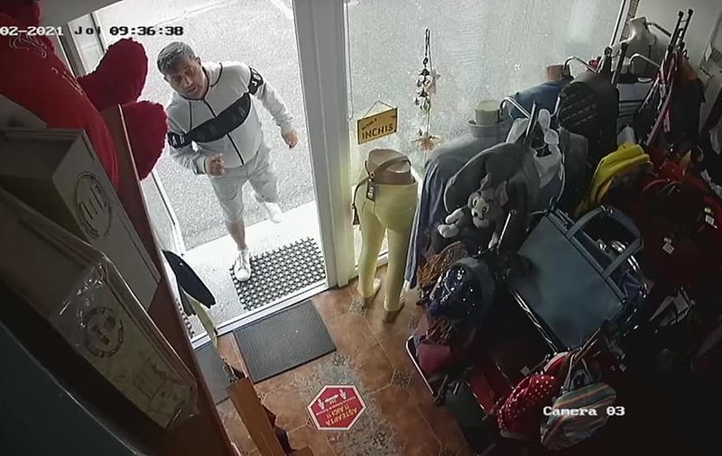 Hoț care fură haine dintr-un magazin din Bârlad cu tot cu manechin, surprins de camerele de supraveghere. IPJ Vaslui: „Încă nu a fost prins”
