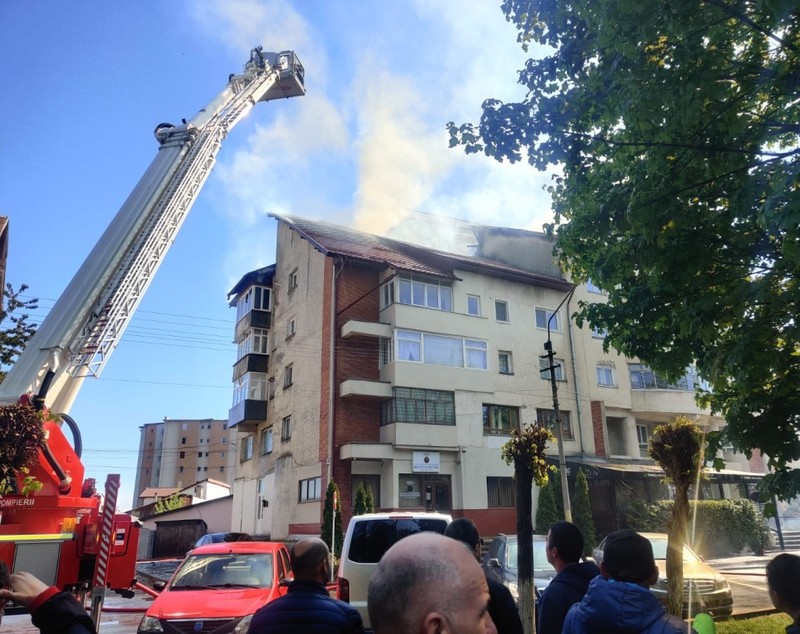 Incendiu puternic la acoperișul unui bloc din Rădăuţi. Pompierii evacuează locatarii