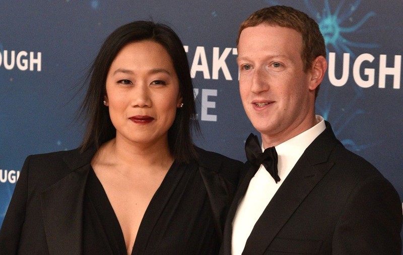 Soția lui Mark Zuckerberg, deloc impresionată de sculptura uriașă care o înfățișează și pe care șeful Meta i-a plantat-o în curte