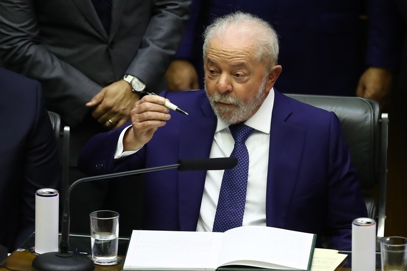 Lula a încălcat protocolul și a semnat inaugurarea cu un pix primit de la un susținător, în 1989!
