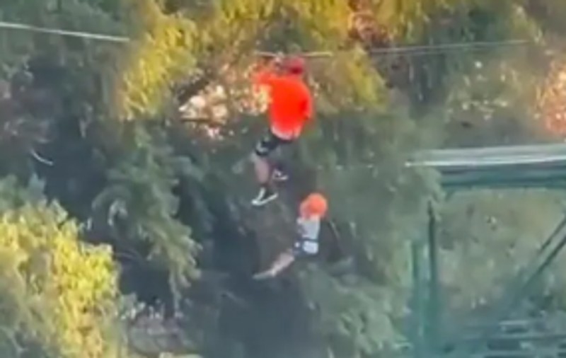 Un copil de 6 ani care se dădea cu tiroliana a căzut în gol de la 12 metri, într-un parc de distracții din Mexic. Micuțul a fost salvat