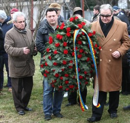 Vadim Tudor a depus o corană cu flori la mormântul lui Nae Manea FOTO: Vlad Chirea (Libertatea)