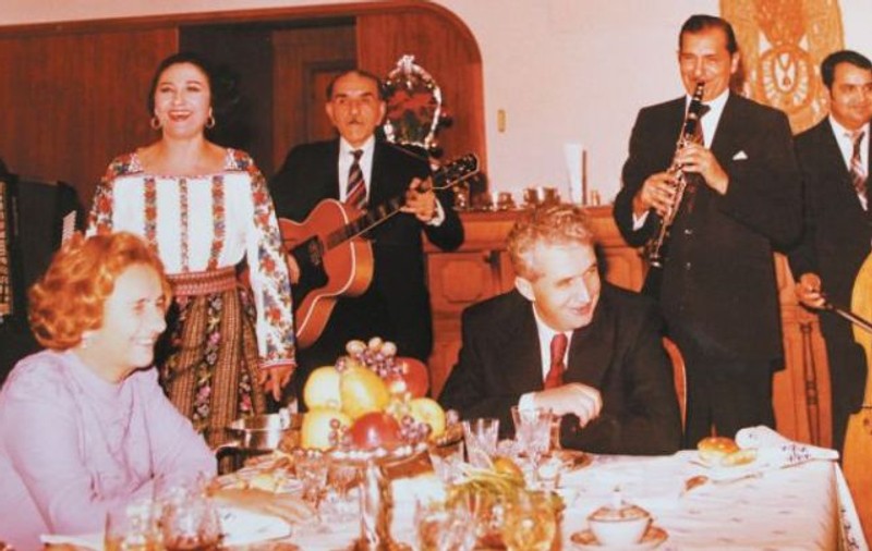 Ce cadouri primeau soții Ceaușescu de Revelion. "Te ștergeai cu picioarele pe nasul lui"