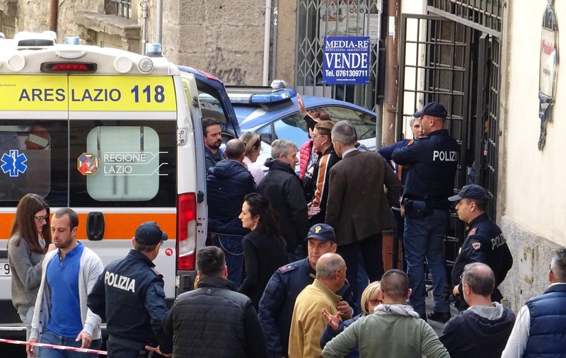 Un român a spart cu ciocanul vitrinele mai multor magazine din centrul unui oraș din Italia