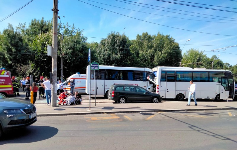 10 răniți la Gara Obor din Capitală, în urma unui accident între două microbuze